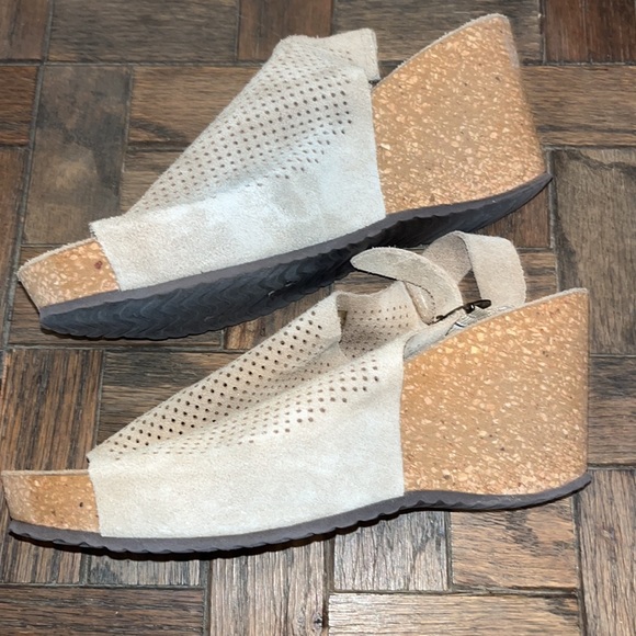 Marina Luna tan suede wedge buckle holes Beautiful sandals 39 9 - Picture 4 of 5